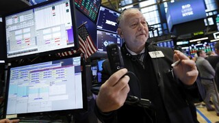 Svetové akcie rastú, odborníci však varujú pred optimizmom