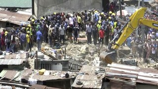 V Nigérii sa zrútila trojposchodová budova, trosky uväznili deti
