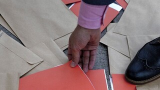 Rozdáva obálky s peniazmi. Neznámy darca je moderný Robin Hood