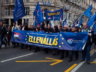 Chcú demokraciu a právny štát. Maďarská opozícia vyšla do ulíc