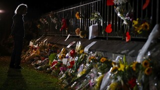 Útok na Novom Zélande vyvolal vášne, mladík hodil po senátorovi vajce