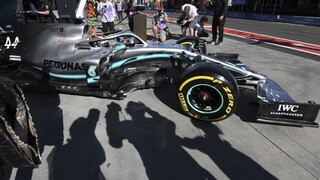 Pole position na úvodnej veľkej cene si pripísal Hamilton