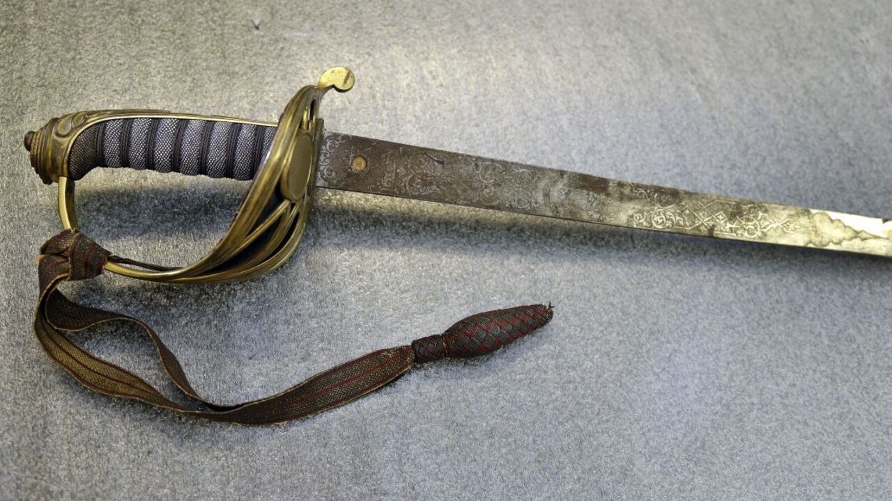 Polícia zasiahla proti mužom s mečmi. Išlo o tvorbu umenia