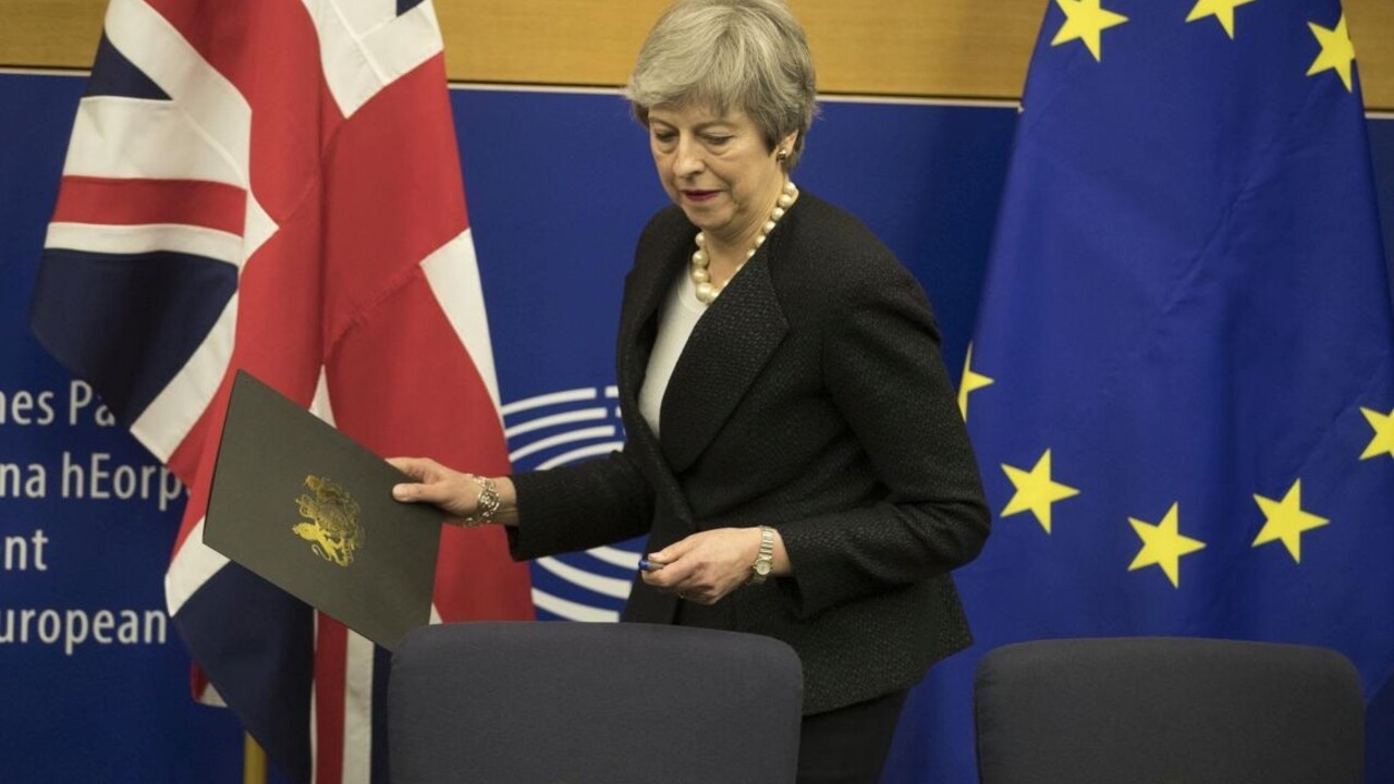 Musíme brexit schváliť ešte pred summitom EÚ, varuje Mayová