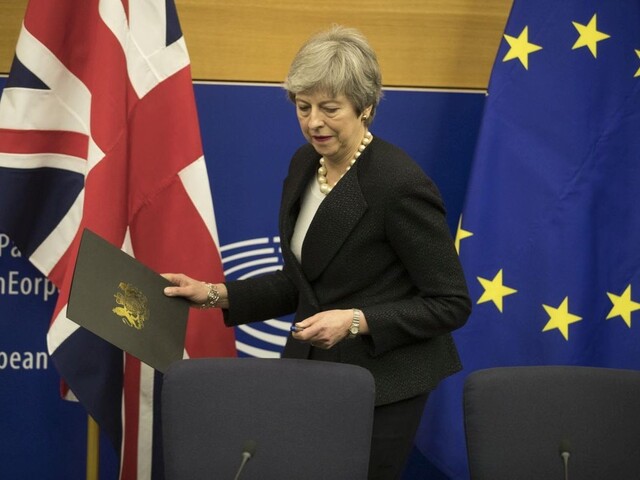 Musíme brexit schváliť ešte pred summitom EÚ, varuje Mayová