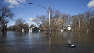 Indonéziu aj USA postihli rozsiahle záplavy, na vine je cyklón