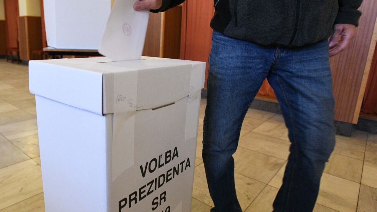 Vzal urnu, vybehol a hodil ju o zem. Muža obvinili z marenia volieb