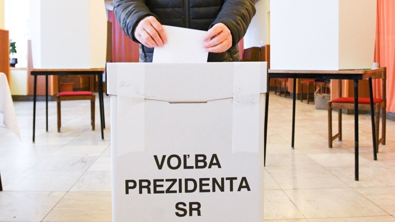 Konal som skratovo. Exposlanec, ktorý rozbil urnu, sa ospravedlnil