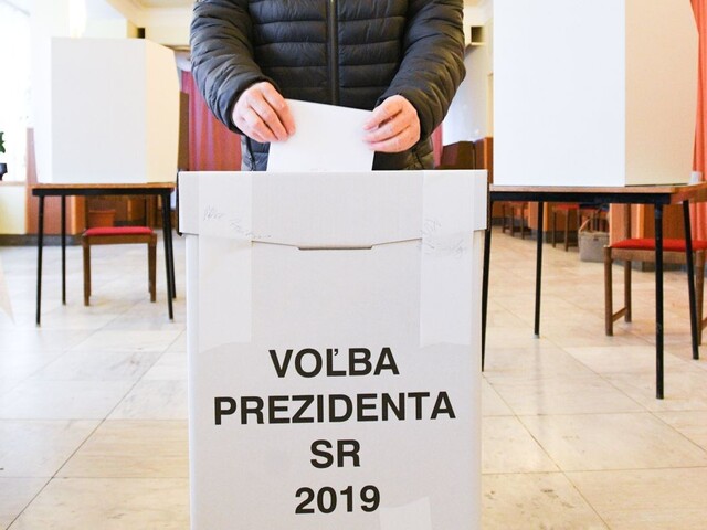 Konal som skratovo. Exposlanec, ktorý rozbil urnu, sa ospravedlnil