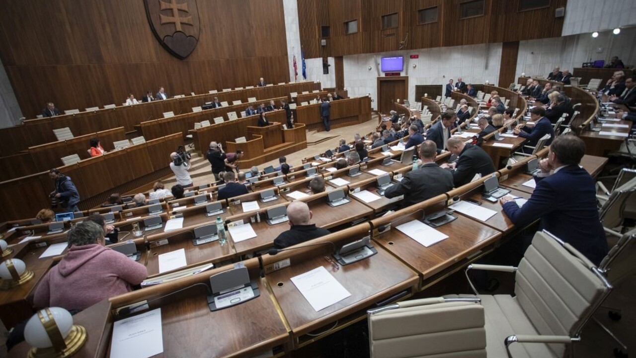 Politici majú mať právo na odpoveď v médiách, odsúhlasil výbor