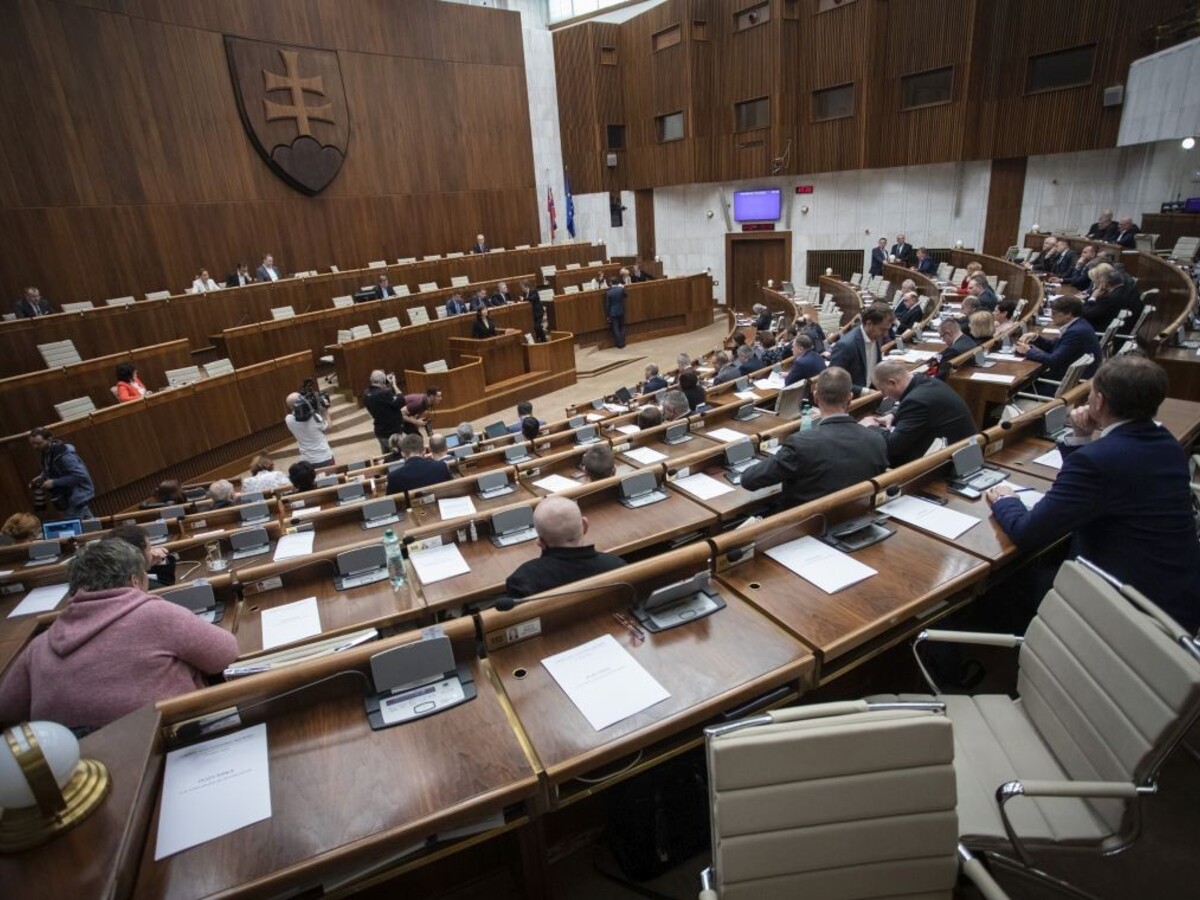 Politici majú mať právo na odpoveď v médiách, odsúhlasil výbor