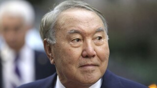 Bývalý prezident Kazachstanu opustil krajinu. Dav strhol jeho sochu