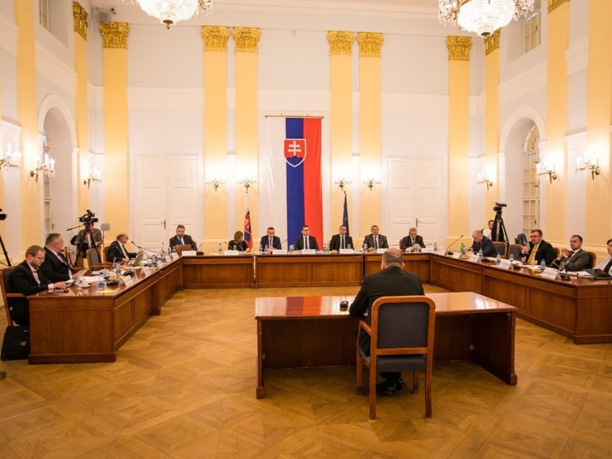 Výbor druhý deň vypočúval kandidátov, vystúpil aj Procházka
