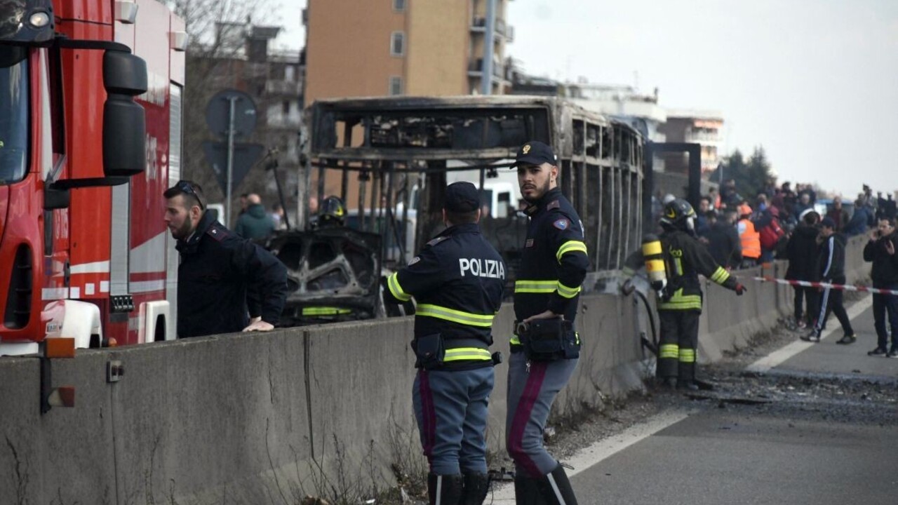 Vodič uniesol autobus so školákmi a učiteľmi, potom ho podpálil