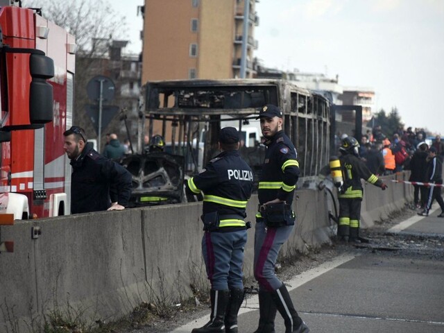 Vodič uniesol autobus so školákmi a učiteľmi, potom ho podpálil