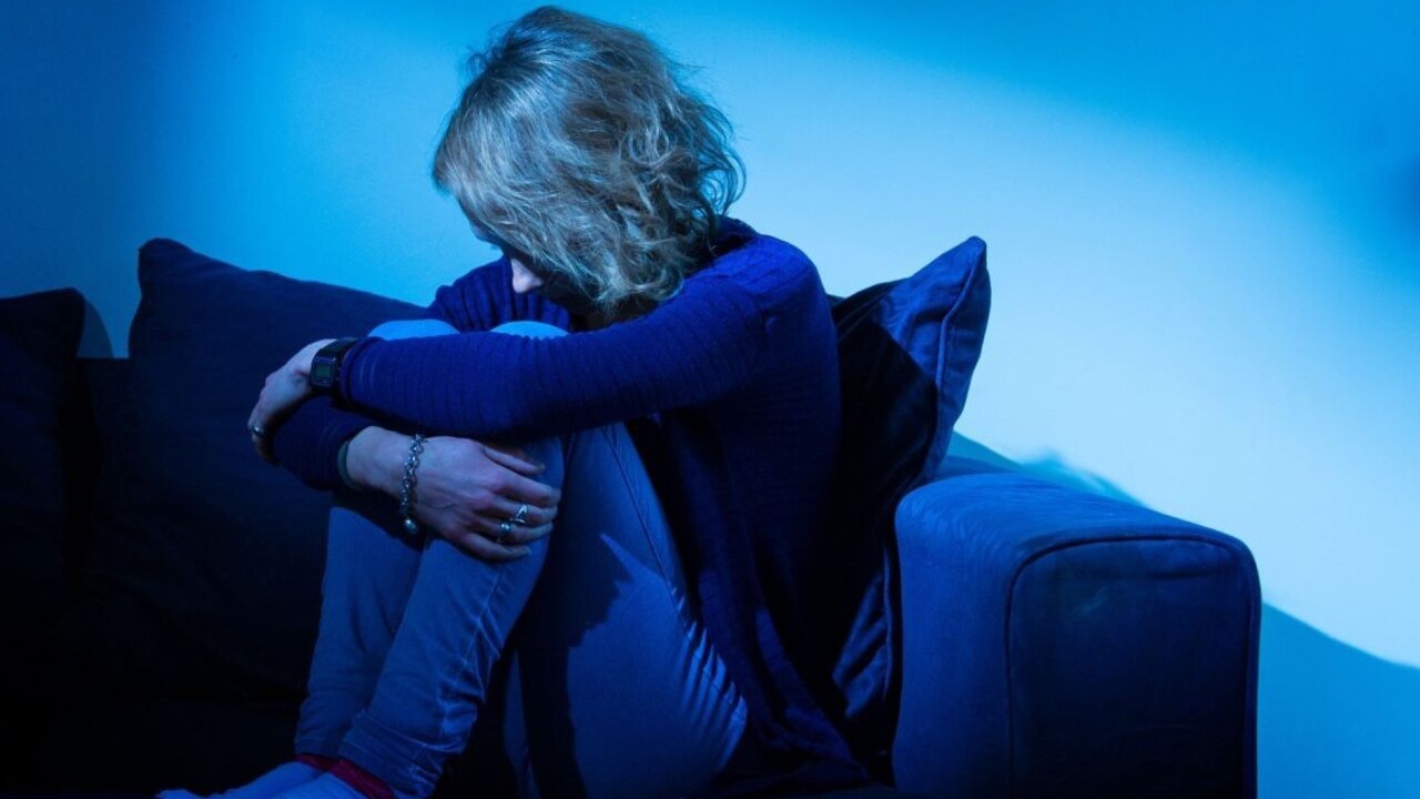 Falošný rodič a policajt cez intímne fotky vydierali mladých ľudí