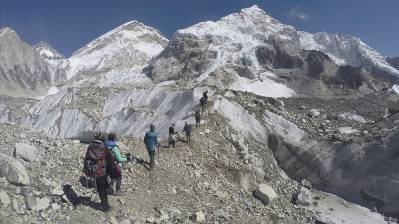 Globálne otepľovanie odkrýva na Evereste roky pochované telá