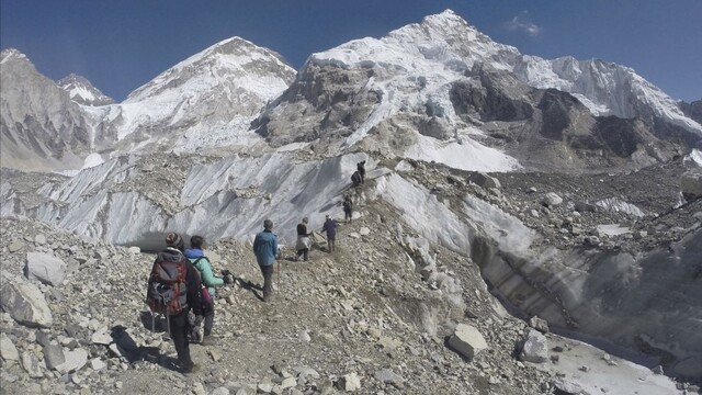 Globálne otepľovanie odkrýva na Evereste roky pochované telá