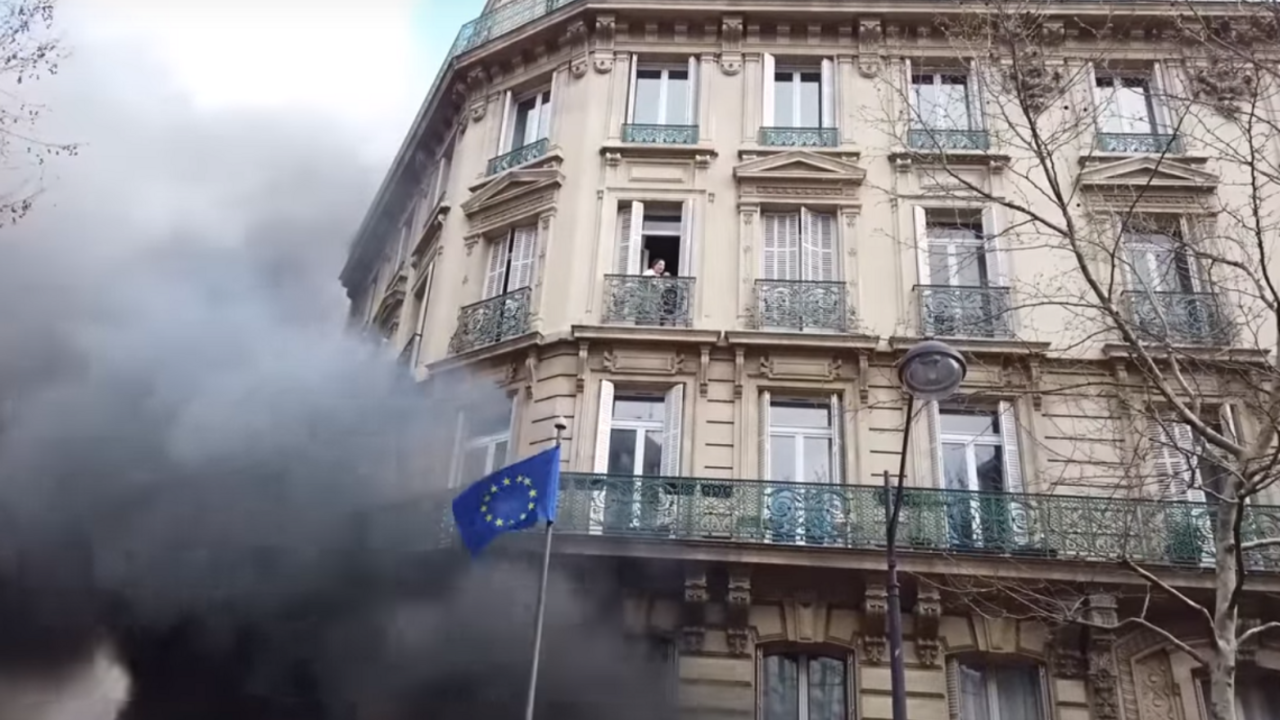 Šokujúce video. Zúfalá matka uviazla s dieťaťom v horiacom dome