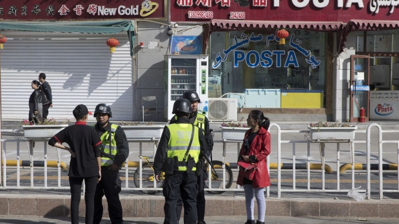 Doma napadol manželku a dcéru, potom vrazil autom do ľudí