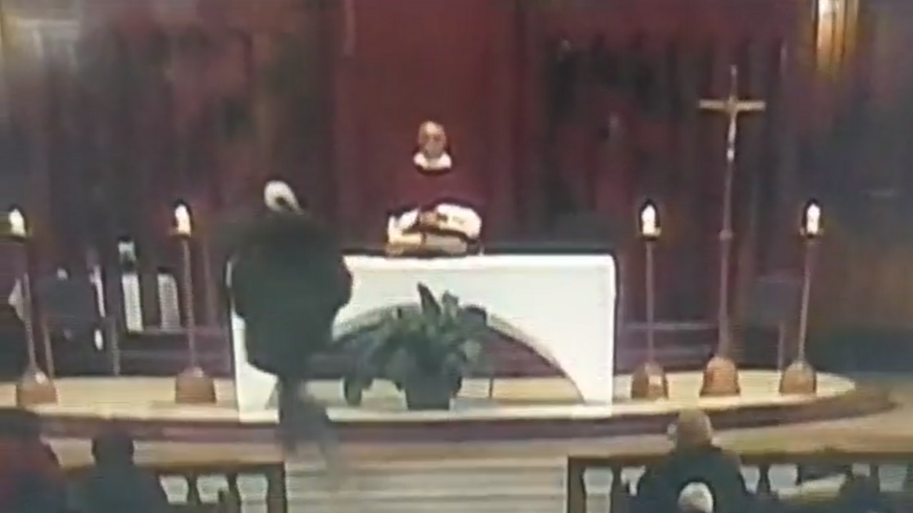 V najväčšom kanadskom kostole pobodali kňaza počas omše