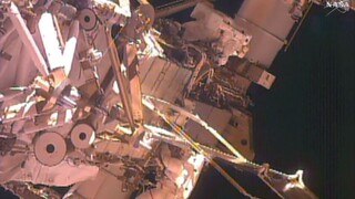 Astronauti na ISS vystúpili do kozmu, menia zastarané batérie