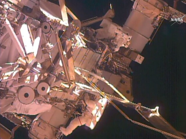 Astronauti na ISS vystúpili do kozmu, menia zastarané batérie