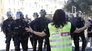 Žlté vesty opäť vyšli do ulíc, jeden z policajtov omdlel