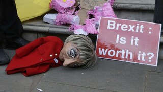 Zosadia Mayovú? Titulky novín už špekulujú o jej nástupcovi