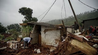 Ničivý cyklón si vyžiadal stovky obetí, vláda požiadala o pomoc