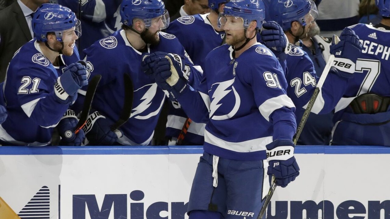 NHL: Černák víťazom súboja s Chárom, Halák zostal na striedačke