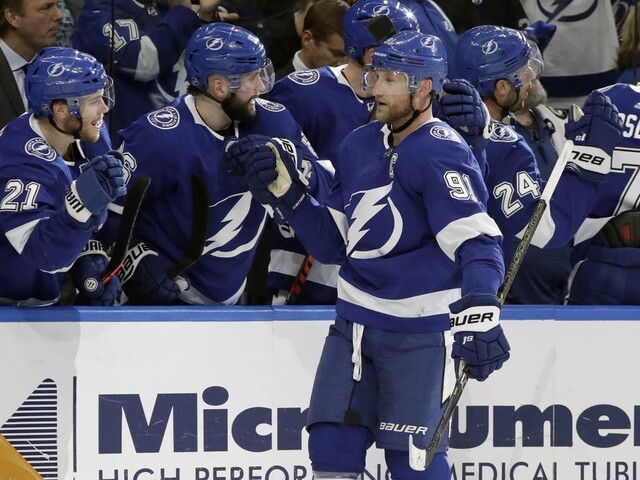 NHL: Černák víťazom súboja s Chárom, Halák zostal na striedačke