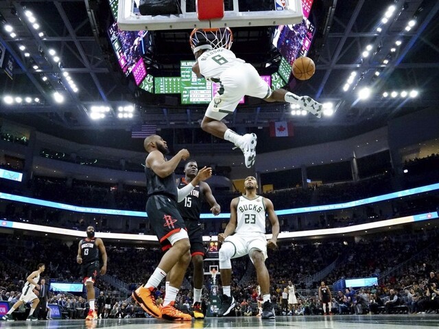 NBA: Milwaukee zdolalo Houston, Denver tesne zvíťazil