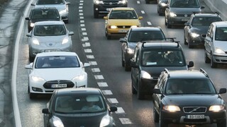 Europoslanci presadili ambiciózny plán zníženia emisií z áut