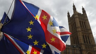 Poslanci zahlasovali za odklad brexitu, termín závisí od dohody