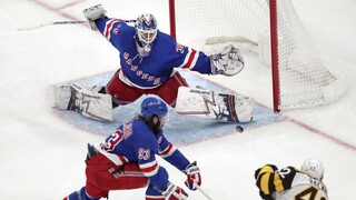 NHL: Chára pomohol Bostonu k výhre, Pastrňák sa blysol hetrikom