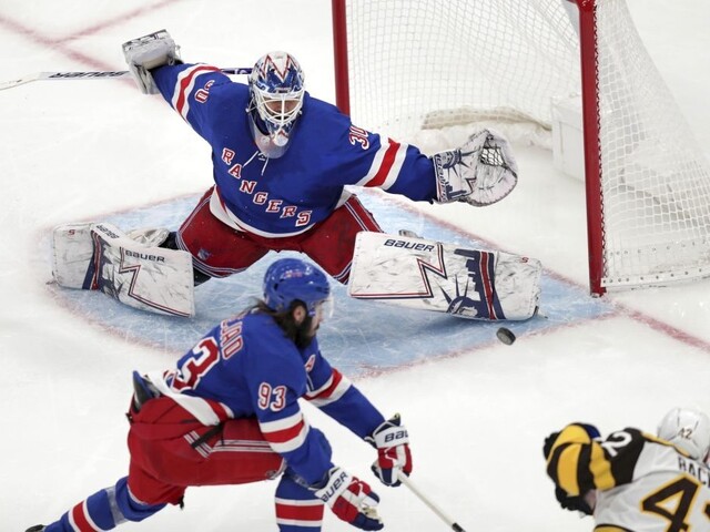 NHL: Chára pomohol Bostonu k výhre, Pastrňák sa blysol hetrikom