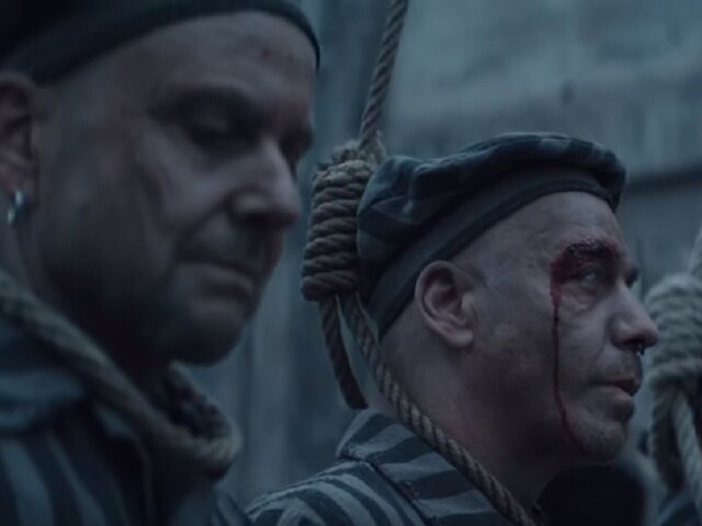 Rammstein opäť pobúril, vo videu naráža na koncentračné tábory