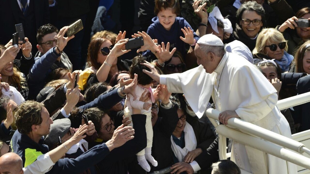 Pápež nedovolil veriacim pobozkať jeho prsteň. Vysvetlil, prečo