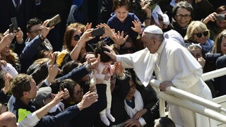 Pápež nedovolil veriacim pobozkať jeho prsteň. Vysvetlil, prečo