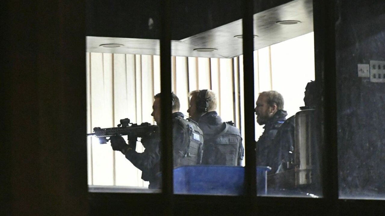 Mladíka dobodali neďaleko londýnskej mešity. Polícia ju uzavrela