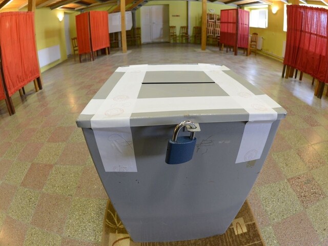 V prvom kole volieb im zničili urnu, tentokrát sa zabezpečili