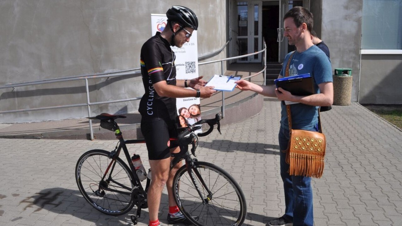 Deväťdesiat kilometrov za voľbami. Slovák prišiel z Brna na bicykli