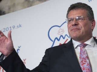 Šefčovič priznal porážku. Prvej prezidentke posiela kyticu