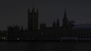 Svet sa symbolicky ponoril do tmy, dôvodom je ochrana prírody