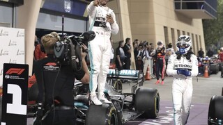 Novú sezónu Formuly 1 ovládol Mercedes a Hamiltonov triumf