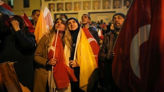 Erdogan sa bráni. Jeho strana prišla o moc v Istanbule i Ankare