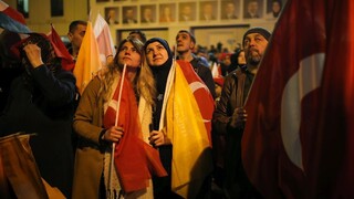 Erdogan sa bráni. Jeho strana prišla o moc v Istanbule i Ankare