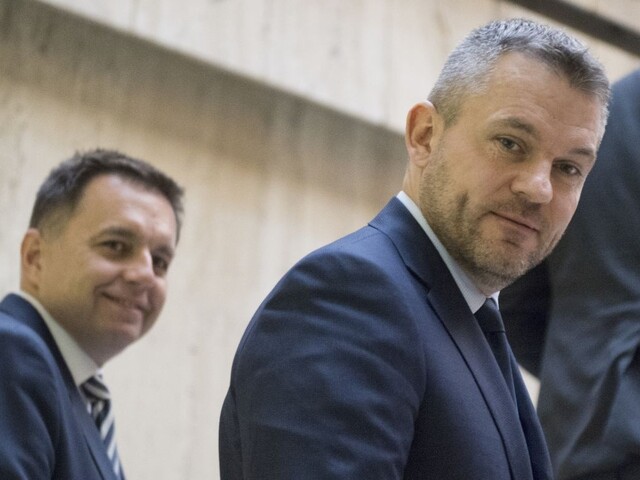 Premiér chce v Smere hovoriť o voľbách. Na Čaputovú je pripravený