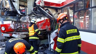Po zrážke trolejbusu a električky v Brne hlásia desiatky zranených